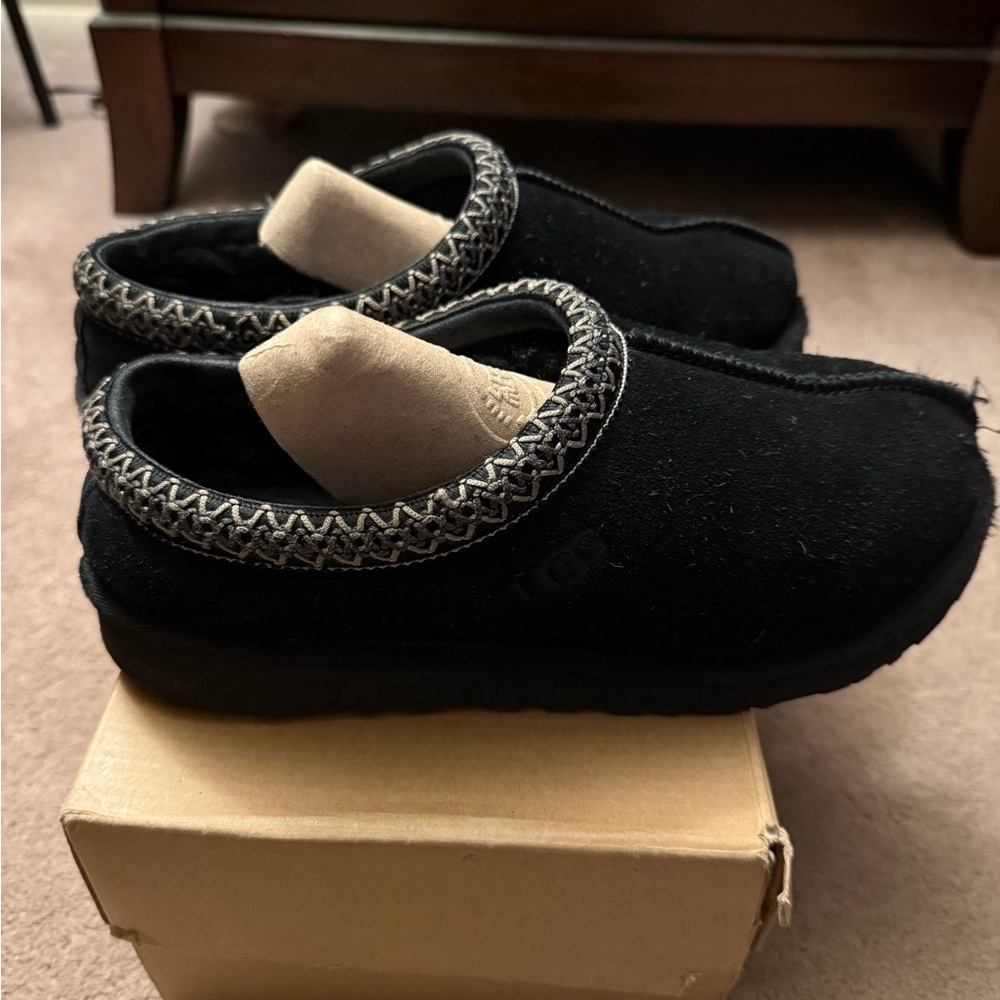 Women’s Ugg Tasman black size 9 used in fair condition with box